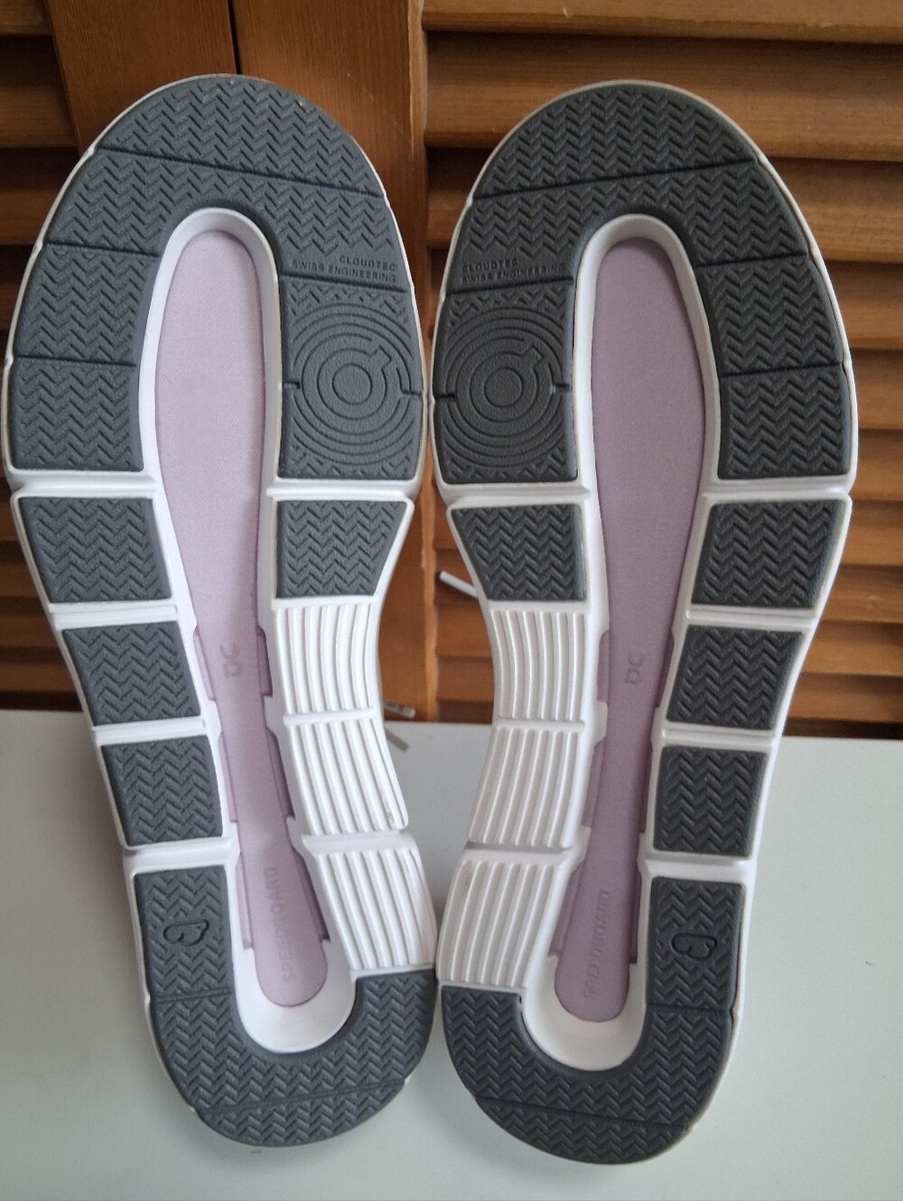 On The Roger Advantage Women's Sneaker * Size: 8 * NEW - Picture 7 of 8